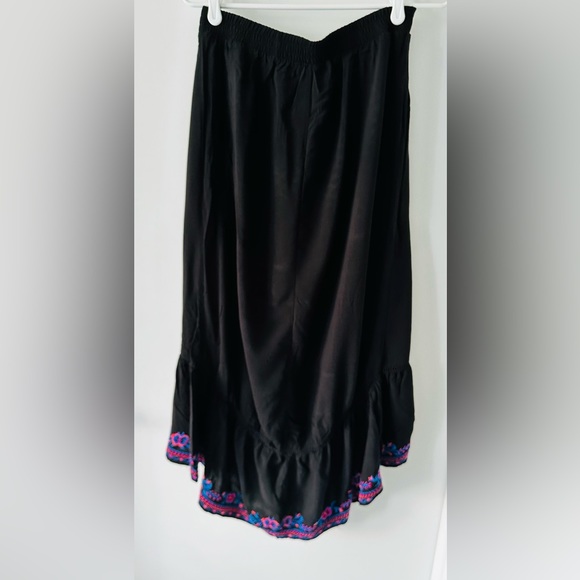 High-Low Embroidered skirt - Picture 3 of 3